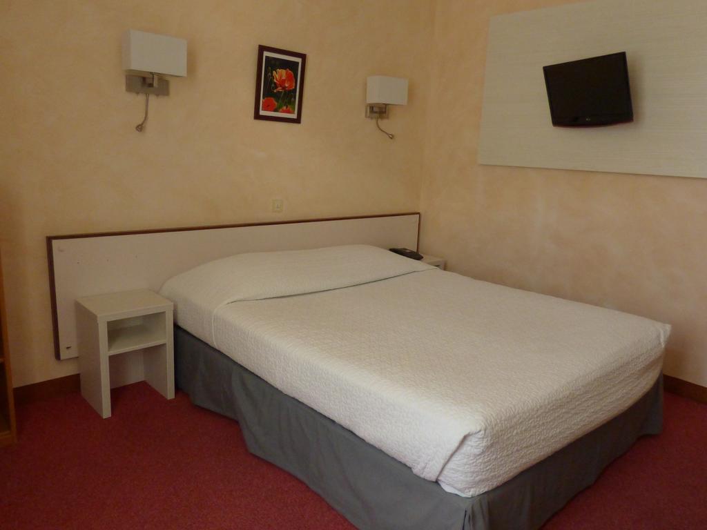 Hotel Du Centre Pierrelatte Bagian luar foto