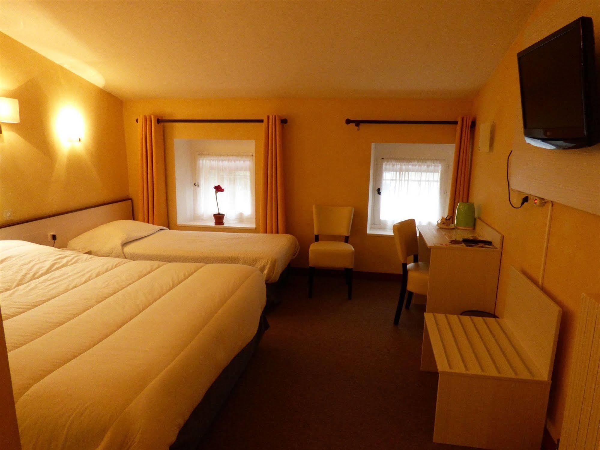 Hotel Du Centre Pierrelatte Bagian luar foto