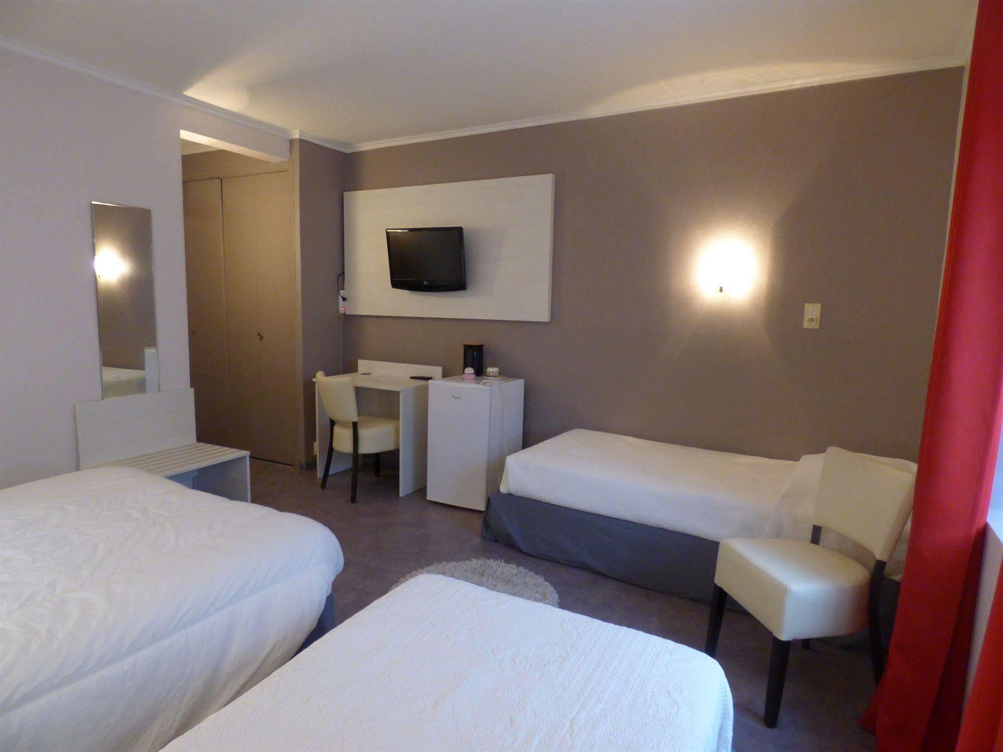 Hotel Du Centre Pierrelatte Bagian luar foto