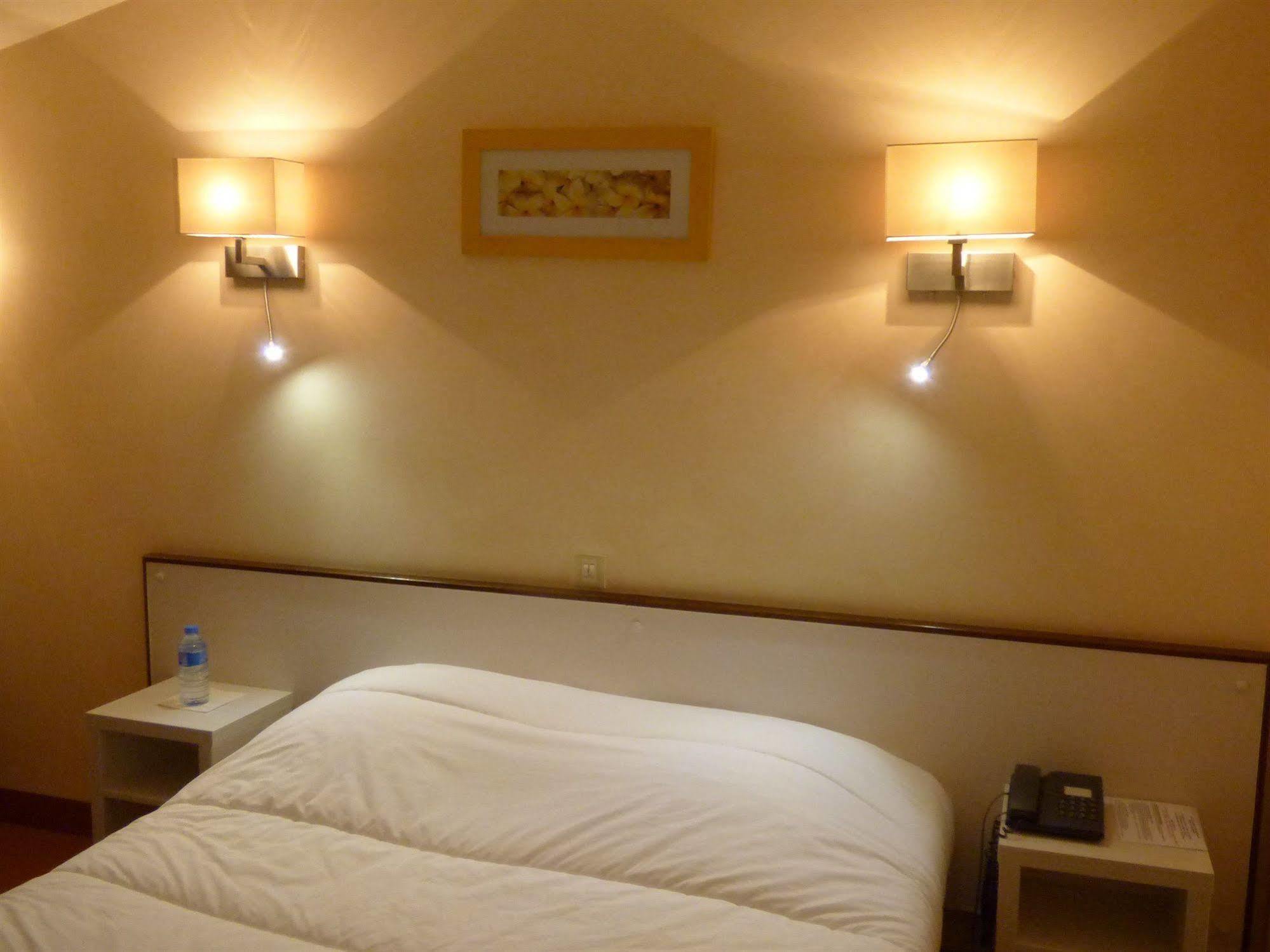 Hotel Du Centre Pierrelatte Bagian luar foto